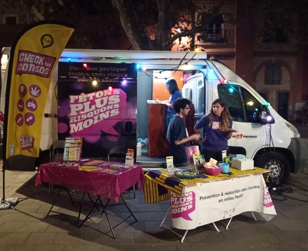 Le stand Makabila de nuit sur un evenement